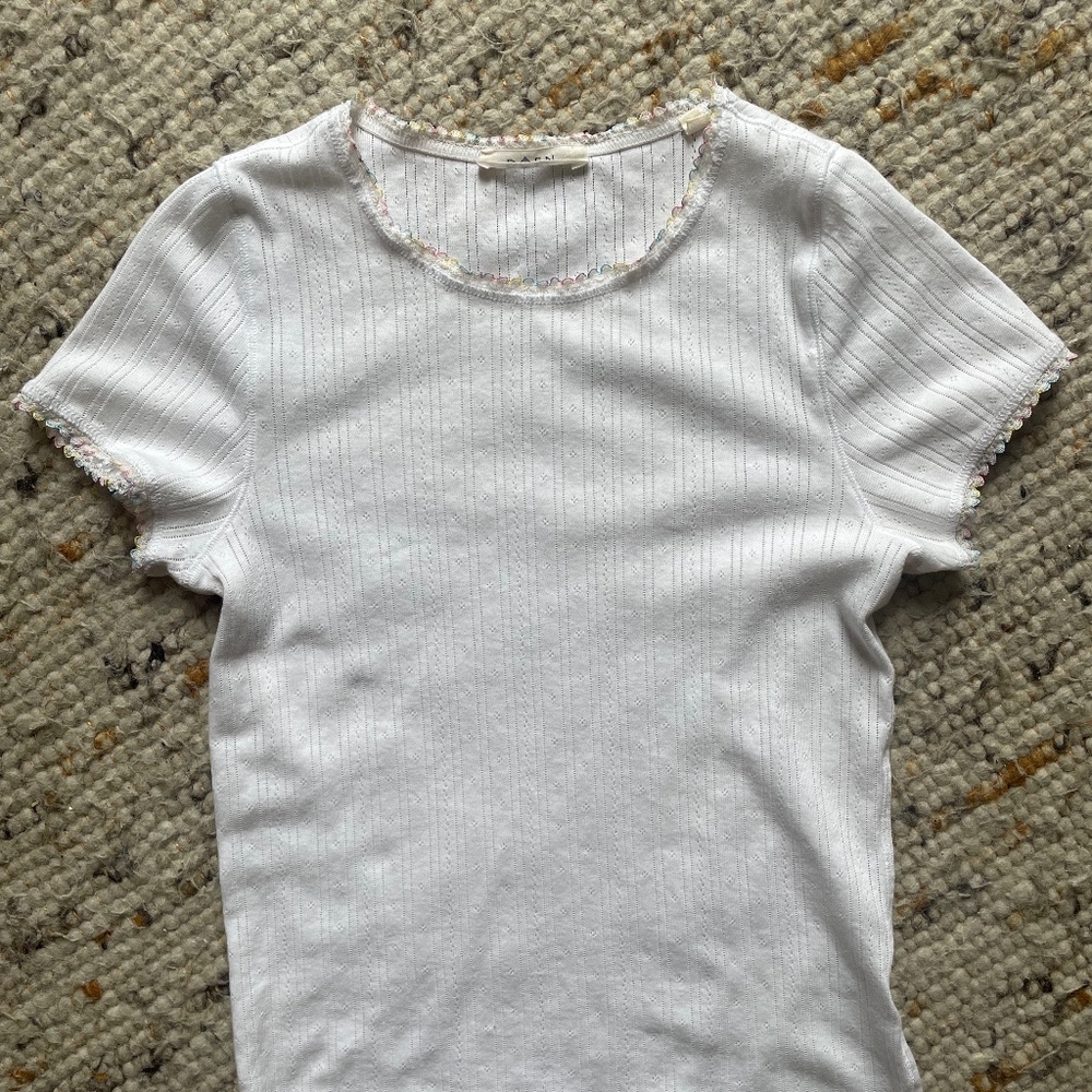 Doen Vivi Tee in white with rainbow scallop trim Size M